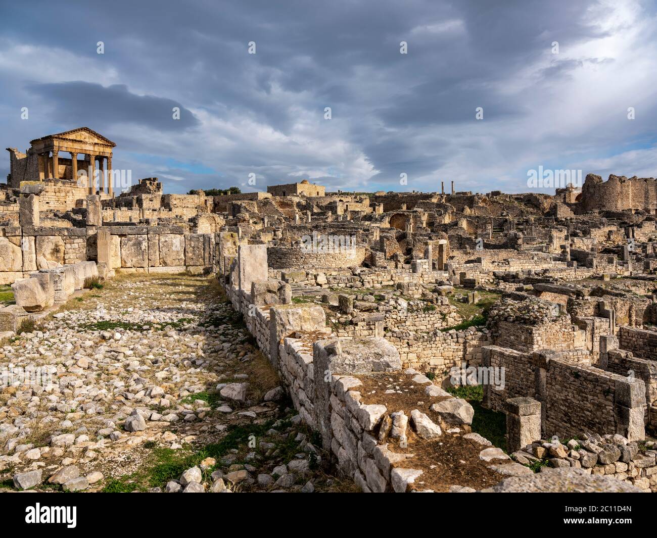 Die antike römische archäologische Stätte von Dougga (Thugga), Tunesien mit seinem gut erhaltenen Jupiter-Tempel, Bögen und Säulen. Stockfoto