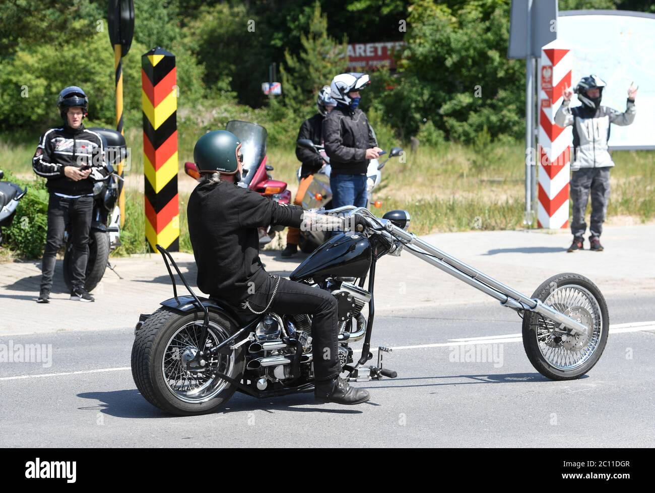 13. Juni 2020, Polen, Swinemünde: Motorradfahrer überqueren in Swinoujscie (Swinemünde) auf der Insel Usedom die Grenze zwischen Polen und Deutschland. Nach fast drei Monaten hat Polen am Samstagabend seine Grenzen mit allen EU-Nachbarländern wieder geöffnet. Foto: Stefan Sauer/dpa Stockfoto