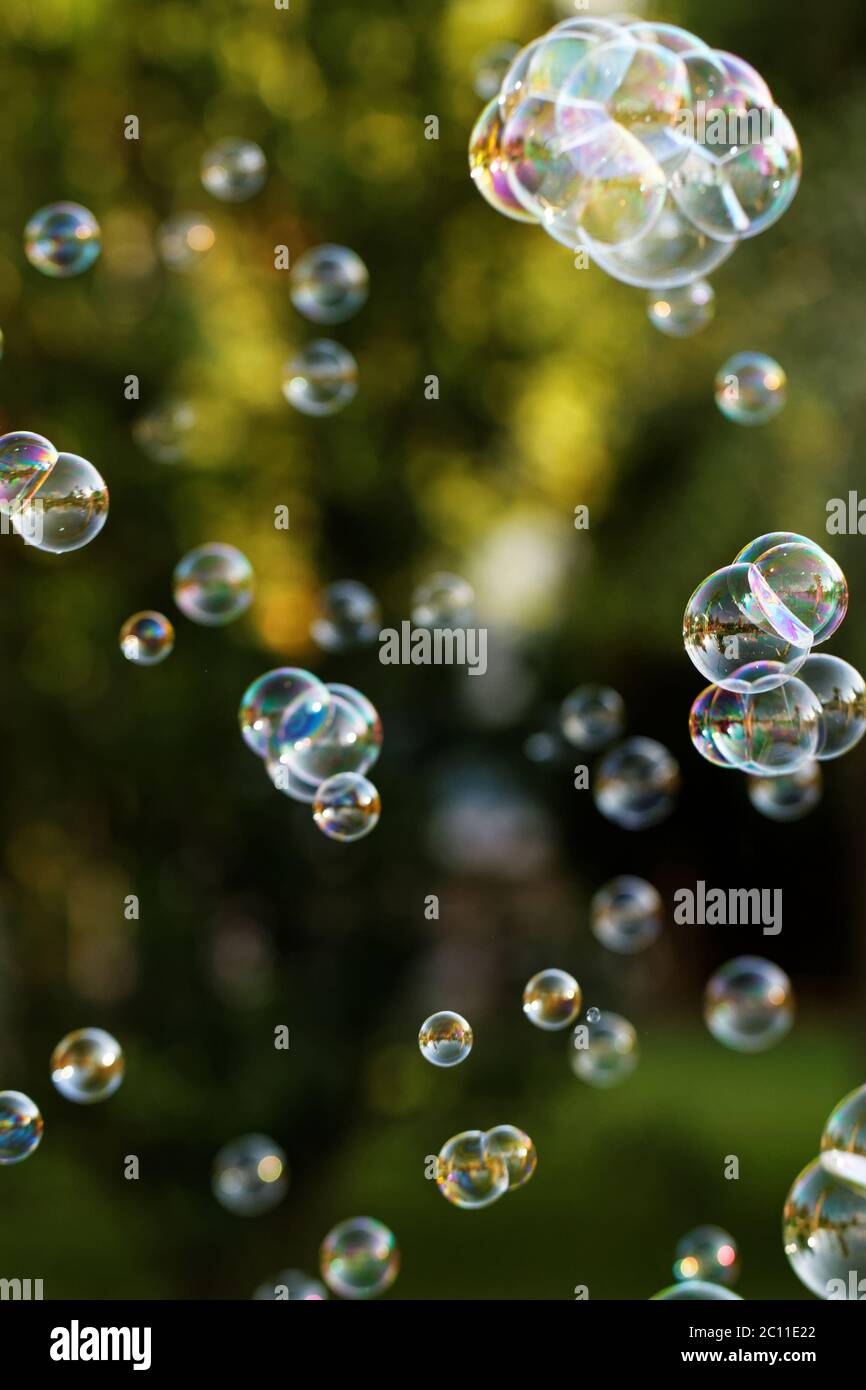 Die Regenbogen-Bläschen aus der Blase-Gebläse Stockfoto