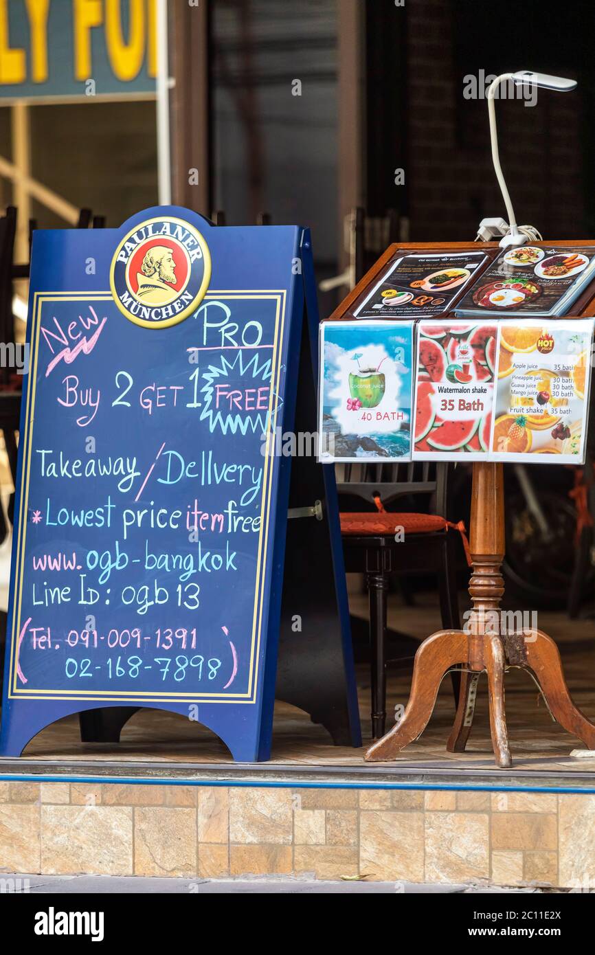 Schilder und Speisen zum Mitnehmen während der Sperre während der Covid-Pandemie, Bangkok, Thailand Stockfoto