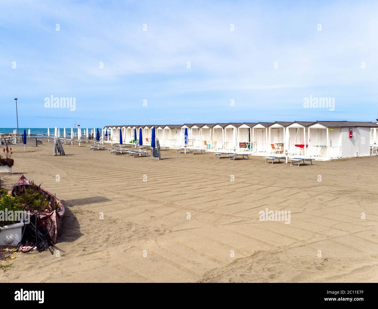 Leerer Strand in Ostia Lido aufgrund der Pandemie des Coronavirus oder covid 19 - Rom, Italien Stockfoto