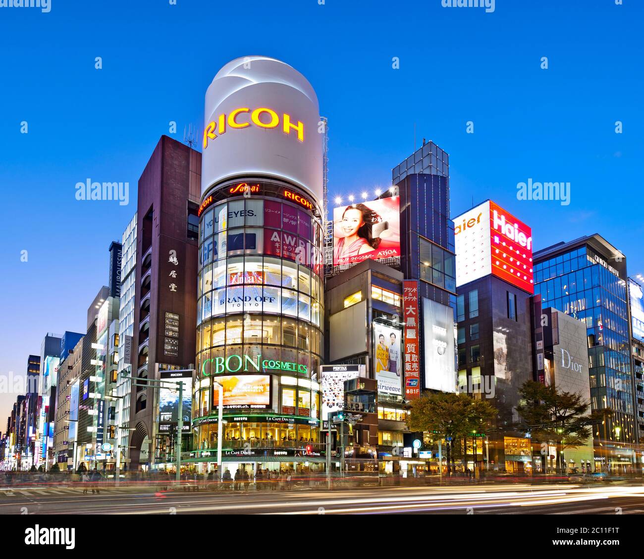 Tokyo Ginza Crossing Nachtlichter Zeichen Stockfoto