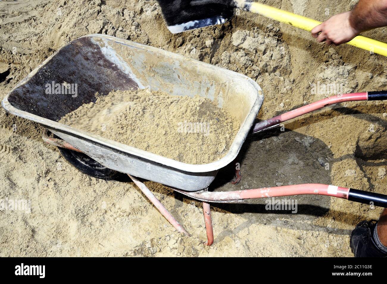 Arbeitsschiff Schaufel Sand in der Bau-LKW zu transportieren Stockfoto