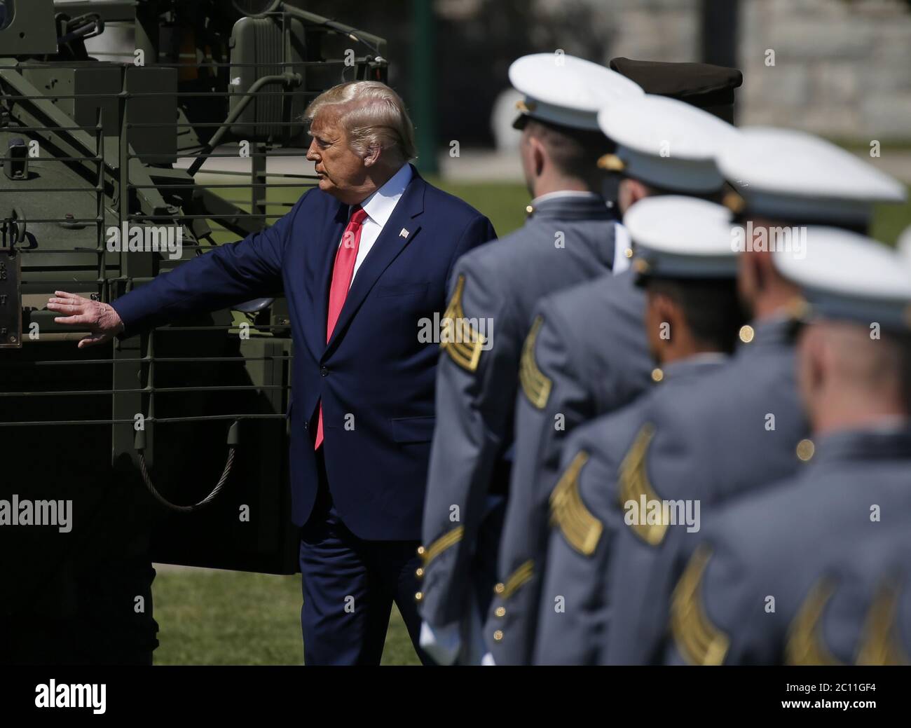 West Point, Usa. Juni 2020. US-Präsident Donald Trump berührt ein Militärfahrzeug, das auf dem Gelände steht, als er bei der Abschlussfeier des West Point am 13. Juni 2020 auf dem Plain Parade Field der United States Military Academy in West Point, New York, zu Wort kommt. Foto von John Angelillo/UPI Kredit: UPI/Alamy Live Nachrichten Stockfoto