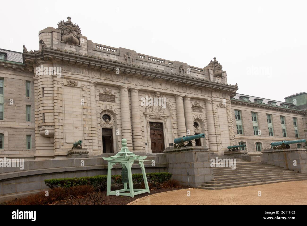 Tempelglocke vor dem Eingang der Bancroft Hall in den USA Marineakademie in Annapolis MD Stockfoto