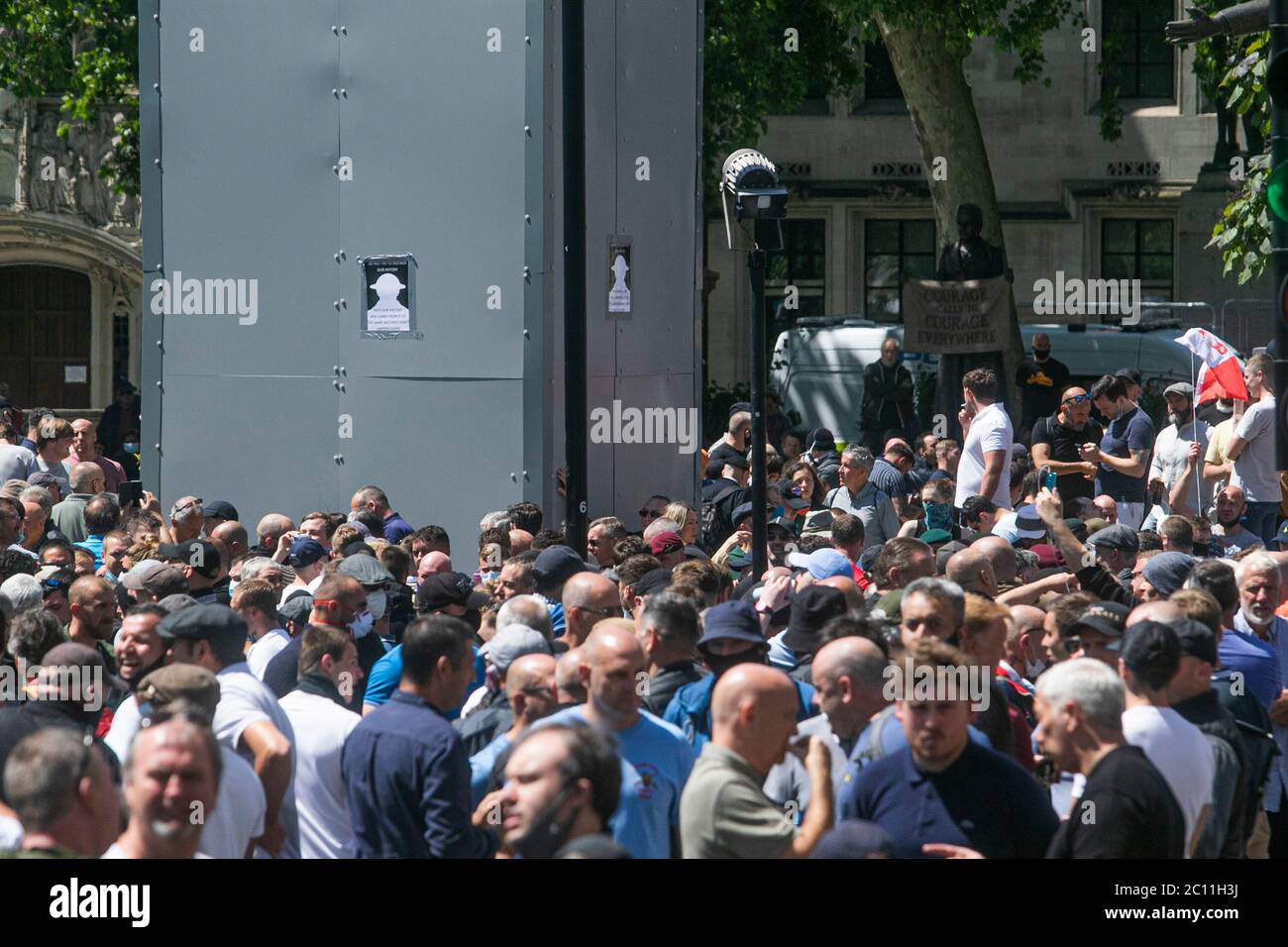 WESTMINSTER LONDON, GROSSBRITANNIEN. 13. Juni 2020. Hunderte rechtsextreme Aktivisten werden von Militärveteranen und Fußballfirmen begleitet, während sie sich auf dem Parliament Square um die verdeckte Statue von Sir Winston Churchill versammeln, um gegen die Schäden an Denkmälern und Statuen zu protestieren, die von Demonstranten der Black Lives Matter wegen ihrer Verbindungen zum Rassismus und den Menschen ins Visier genommen wurden Sklavenhandel. Kredit: amer ghazzal/Alamy Live Nachrichten Stockfoto