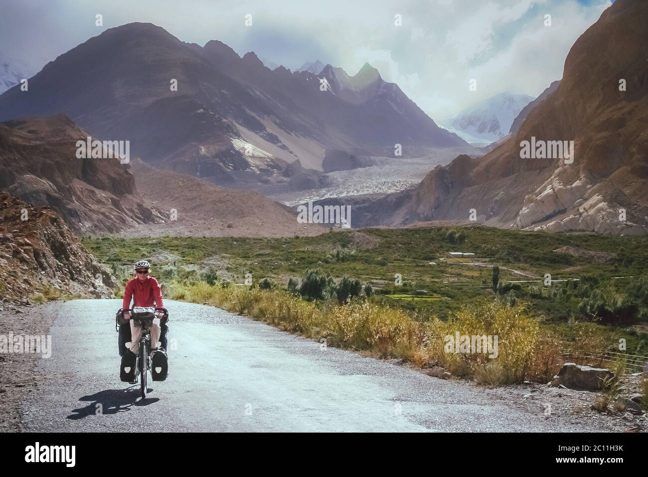 Radfahren auf Karakorum Highway Stockfoto