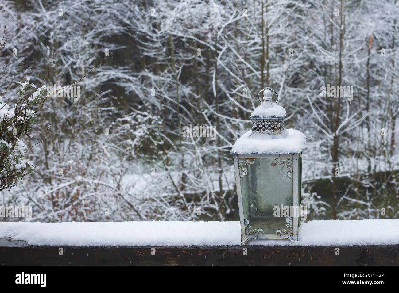 Lampe im verschneiten Garten Stockfoto