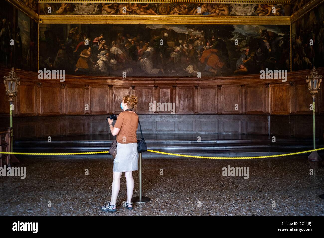 VENEDIG, ITALIEN - 13. JUNI 2020: Touristen besuchen das Museum des Ducale Palace am Tag der Wiedereröffnung nach mehr als 3 Monaten Schließung aufgrund der Sperre für Covid-19 am 13. Juni 2020 in Venedig, Italien. Stockfoto