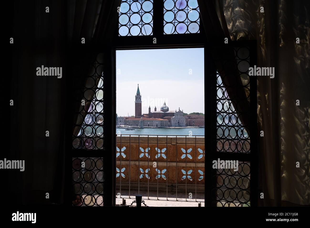 VENEDIG, ITALIEN - 13. JUNI 2020: Blick vom Museum des Palazzo Ducale der Tag der Wiedereröffnung nach mehr als 3 Monaten Schließung aufgrund der Sperre für Covid-19 am 13. Juni 2020 in Venedig, Italien. Stockfoto