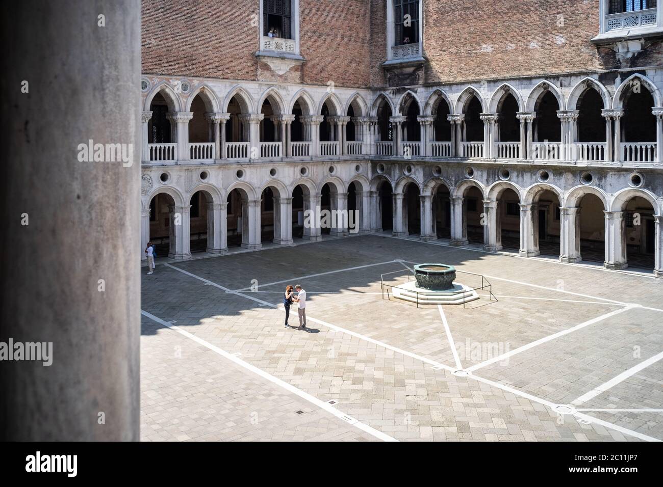 VENEDIG, ITALIEN - 13. JUNI 2020: Touristen besuchen das Museum des Ducale Palace am Tag der Wiedereröffnung nach mehr als 3 Monaten Schließung aufgrund der Sperre für Covid-19 am 13. Juni 2020 in Venedig, Italien. Stockfoto