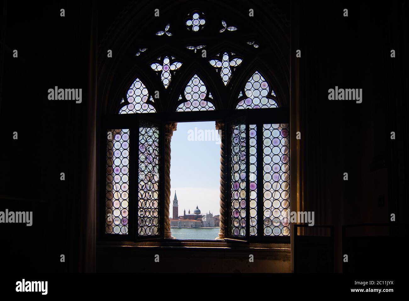 VENEDIG, ITALIEN - 13. JUNI 2020: Blick aus dem Inneren des Museums des Palazzo Ducale der Tag der Wiedereröffnung nach mehr als 3 Monaten Schließung aufgrund der Sperre für Covid-19 am 13. Juni 2020 in Venedig, Italien. Stockfoto