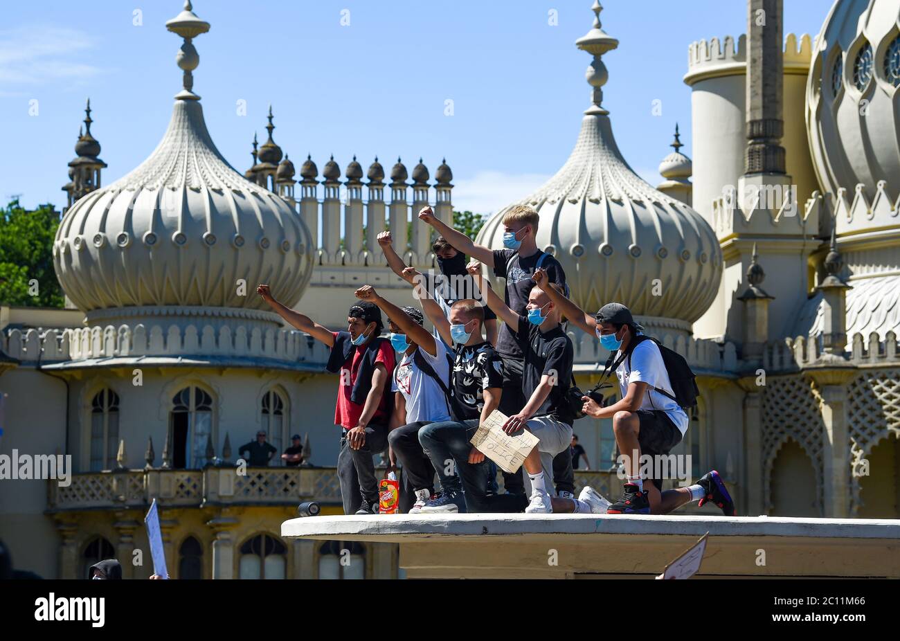 Brighton UK 13. Juni 2020 - Jugendliche auf einem Dach im Bus beim Royal Pavilion, während Tausende an der Anti-Rassismus-Protestkundgebung von Black Lives Matter durch Brighton teilnehmen. Es gab Proteste in ganz Amerika, Großbritannien und anderen Ländern seit dem Tod von George Floyd, während er von der Polizei in Minneapolis am 25. Mai verhaftet : Credit Simon Dack / Alamy Live News Stockfoto