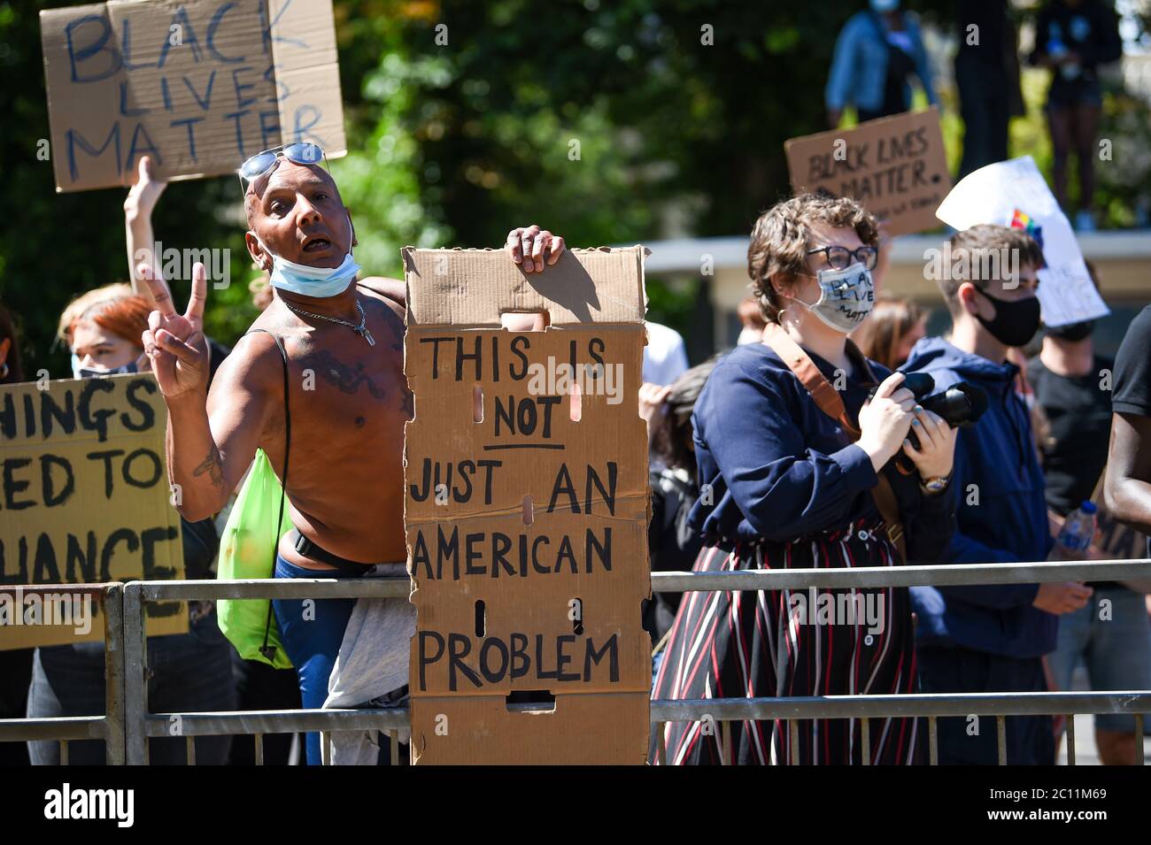 Brighton UK 13. Juni 2020 - Tausende nehmen an der Black Lives Matter Anti-Rassismus-Protestkundgebung durch Brighton heute Teil. Es gab Proteste in ganz Amerika, Großbritannien und anderen Ländern seit dem Tod von George Floyd, während er von der Polizei in Minneapolis am 25. Mai verhaftet : Credit Simon Dack / Alamy Live News Stockfoto