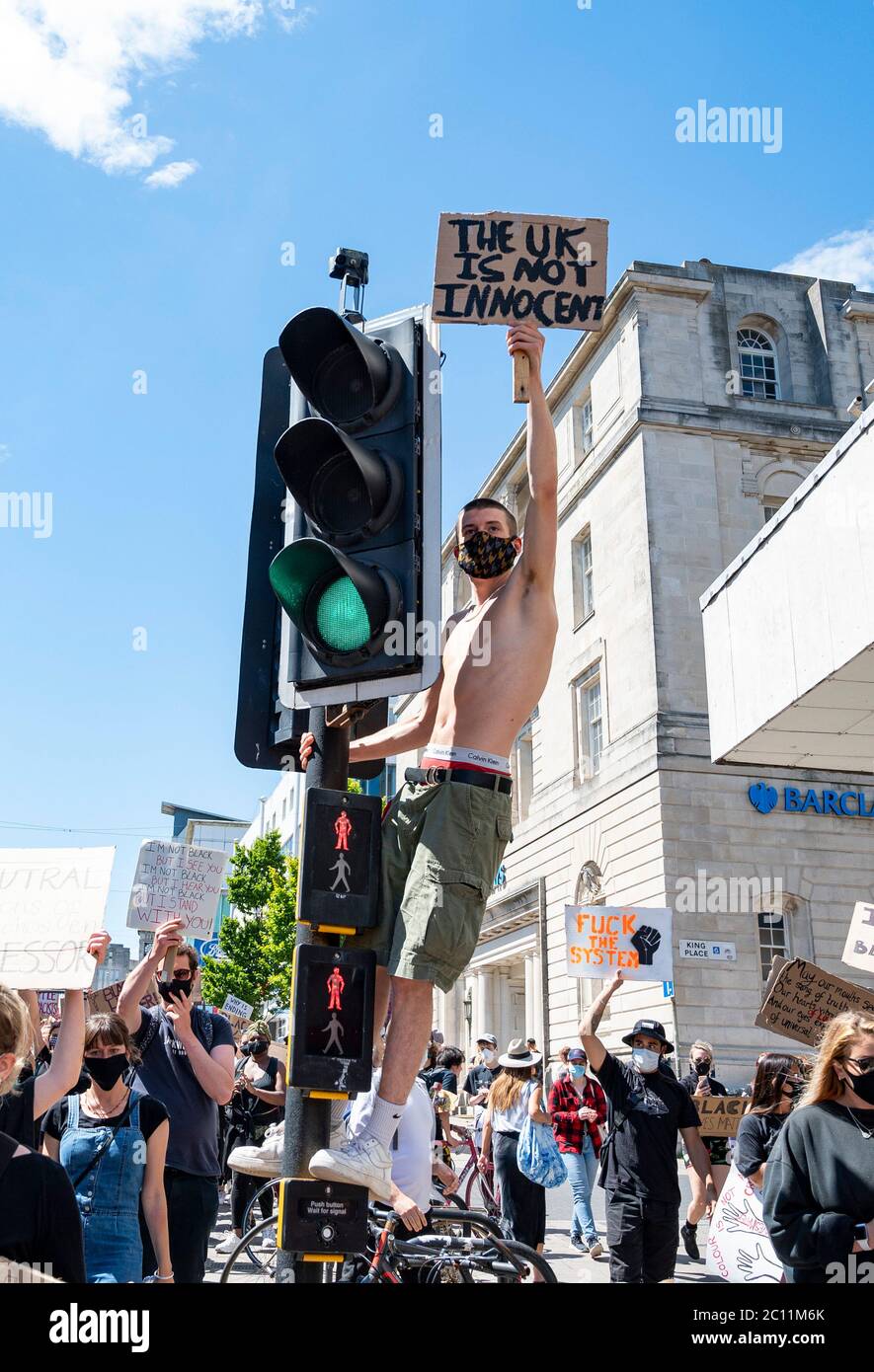 Brighton UK 13. Juni 2020 - Tausende nehmen an der Black Lives Matter Anti-Rassismus-Protestkundgebung durch Brighton heute Teil. Es gab Proteste in ganz Amerika, Großbritannien und anderen Ländern seit dem Tod von George Floyd, während er von der Polizei in Minneapolis am 25. Mai verhaftet : Credit Simon Dack / Alamy Live News Stockfoto