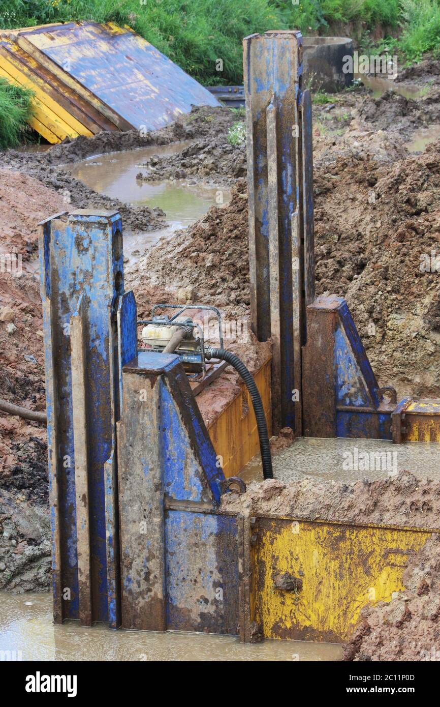 Metallkonstruktion sofortige Unterstützung und Pumpe, die das Wasser Pumpen, um Bereiche auf dem Abschnitt der Straßenbau entleeren Stockfoto