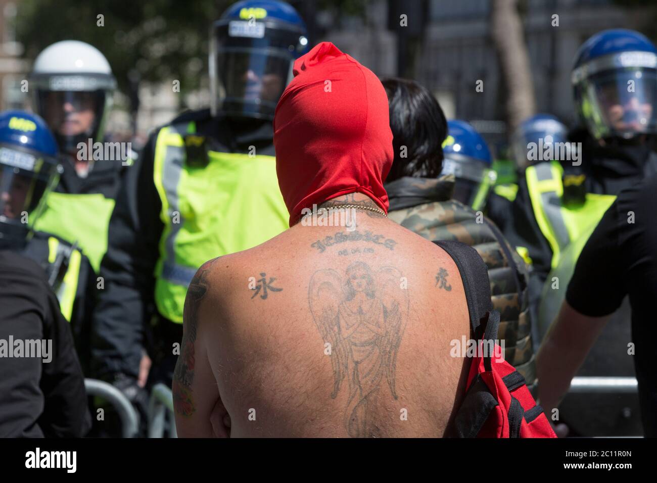 Eine Woche nachdem ein Protest gegen Black Lives Matter zur Gewalt überging, als die Statue des Kriegsministers Sir Winston Churchill in Graffiti übertünchet wurde, die ihn als Rassisten bezeichneten, Und trotz der Warnung der Polizei, heute überhaupt nicht an Protesten teilzunehmen - und um 17 Uhr von der Straße zu sein - versammelten sich eine große Gruppe von rechtsgerichteten Gruppen und Veteranen vor der eingepackten Statue, um sie von Black Lives Matter und Anti-Rassismus-Demonstranten "vor weiterem Vandalismus zu schützen". Die Bereitschaftspolizei hielt die rechten Gruppen davon ab, Whitehall zu erreichen, wo sich auch das Cenotaph hinter einem Bildschirm befand, was zu Handgemellen führte Stockfoto