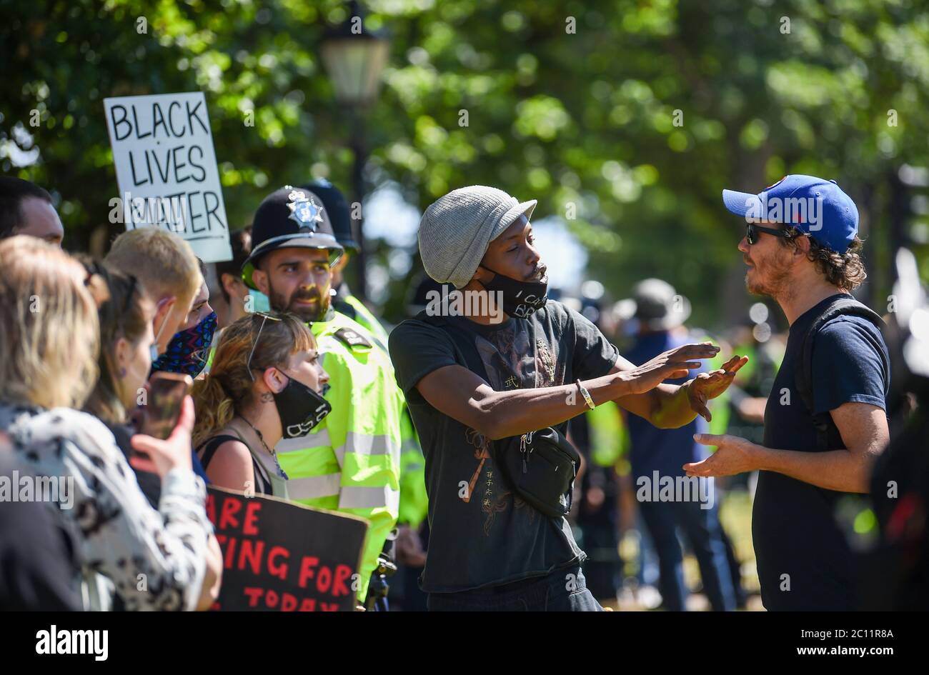 Brighton UK 13. Juni 2020 - EIN Protestler bringt seinen Standpunkt rüber, als Tausende an der Black Lives Matter Anti-Rassismus-Protestkundgebung durch Brighton heute teilnehmen. Es gab Proteste in ganz Amerika, Großbritannien und anderen Ländern seit dem Tod von George Floyd, während er von der Polizei in Minneapolis am 25. Mai verhaftet : Credit Simon Dack / Alamy Live News Stockfoto