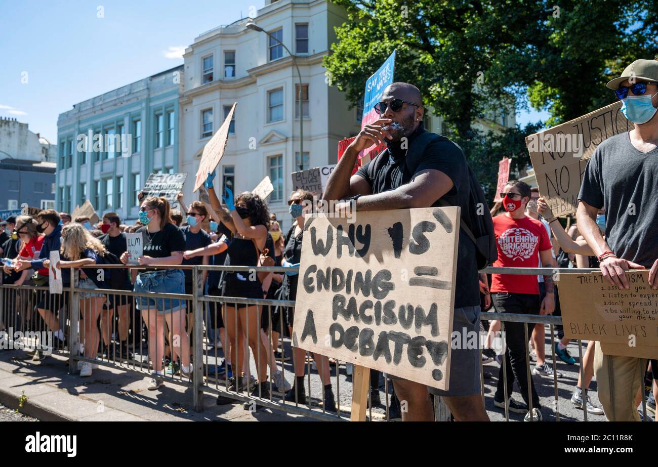 Brighton UK 13. Juni 2020 - Tausende nehmen an der Black Lives Matter Anti-Rassismus-Protestkundgebung durch Brighton heute Teil. Es gab Proteste in ganz Amerika, Großbritannien und anderen Ländern seit dem Tod von George Floyd, während er von der Polizei in Minneapolis am 25. Mai verhaftet : Credit Simon Dack / Alamy Live News Stockfoto