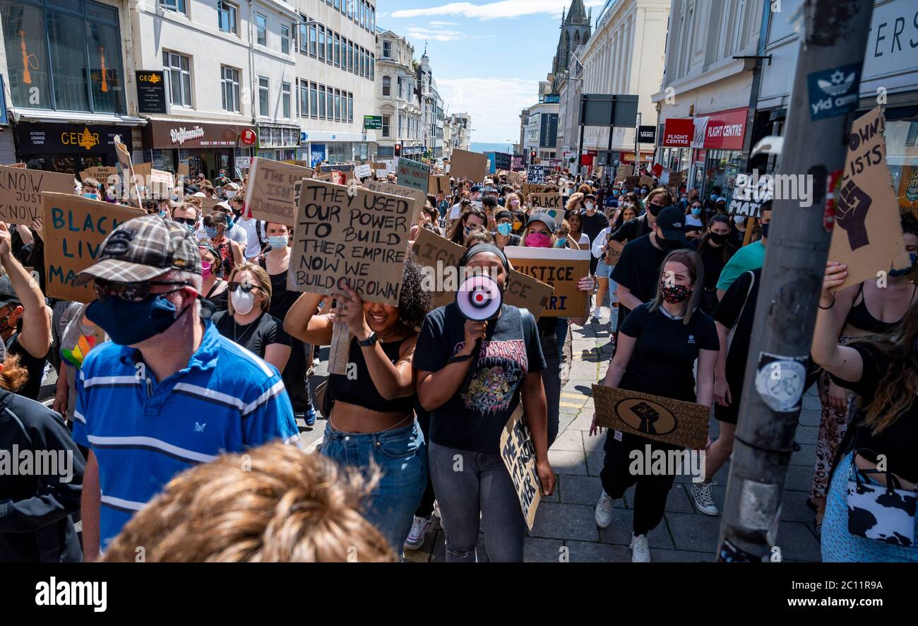 Brighton UK 13. Juni 2020 - Tausende nehmen an der Black Lives Matter Anti-Rassismus-Protestkundgebung durch Brighton heute Teil. Es gab Proteste in ganz Amerika, Großbritannien und anderen Ländern seit dem Tod von George Floyd, während er von der Polizei in Minneapolis am 25. Mai verhaftet : Credit Simon Dack / Alamy Live News Stockfoto