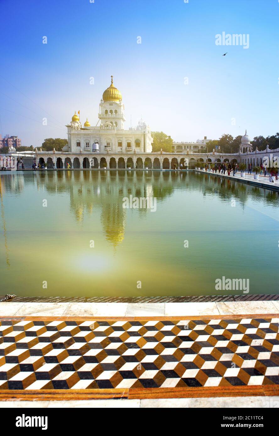 Der Tempel der Sikh-Religion (1783 Jahr) am Ufer des Heiligen Reservoir, Indien, Delhi Stockfoto