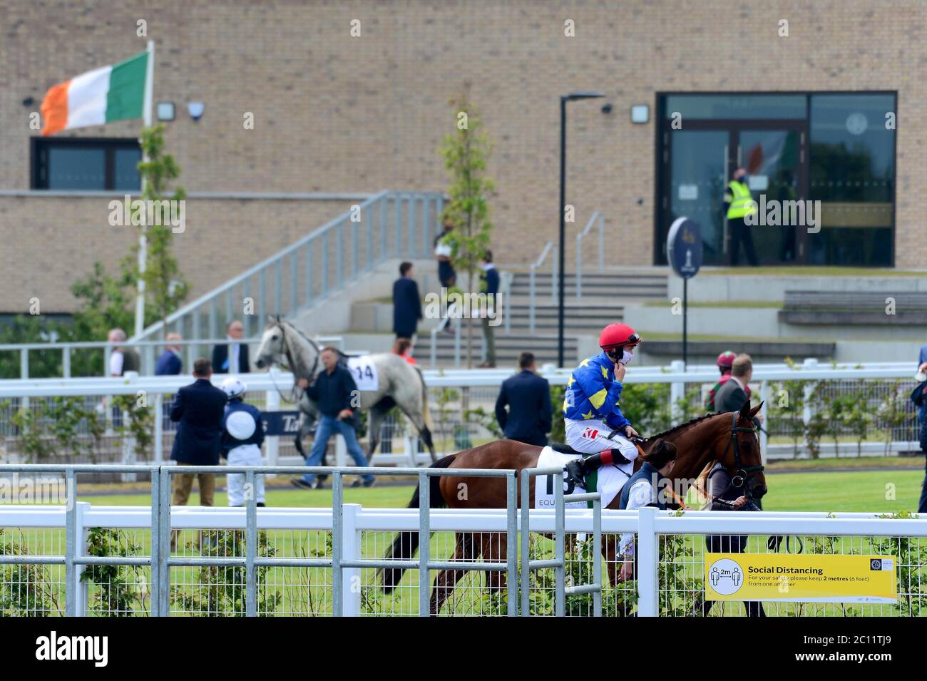 Ein allgemeiner Blick auf die Aktion auf der Curragh Racecourse. Stockfoto