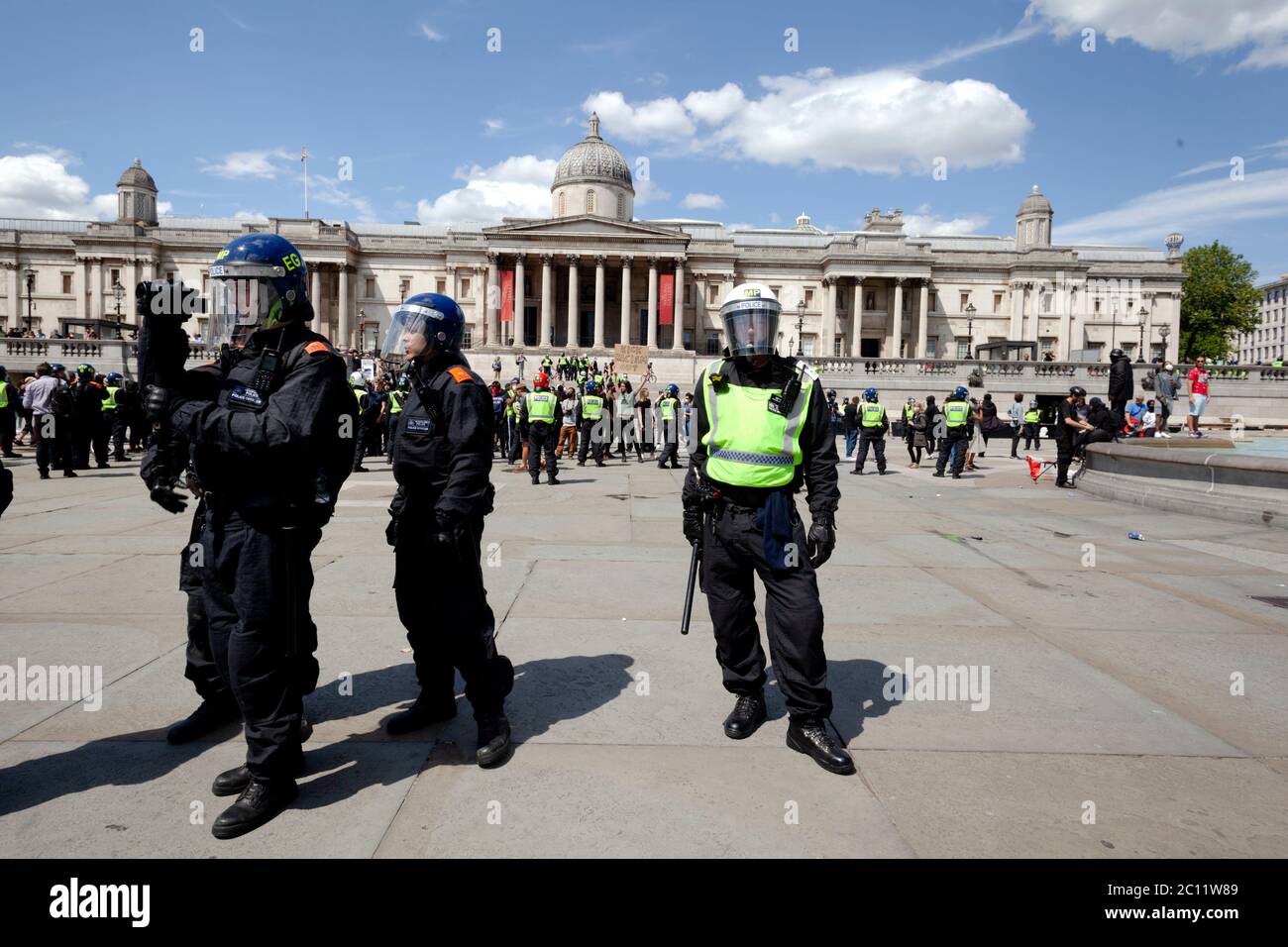 Die Polizei stellt sich einem rechten Mob, der versucht zu stören Ein Protest von Black Lives Matter auf dem Trafalgar Square Stockfoto