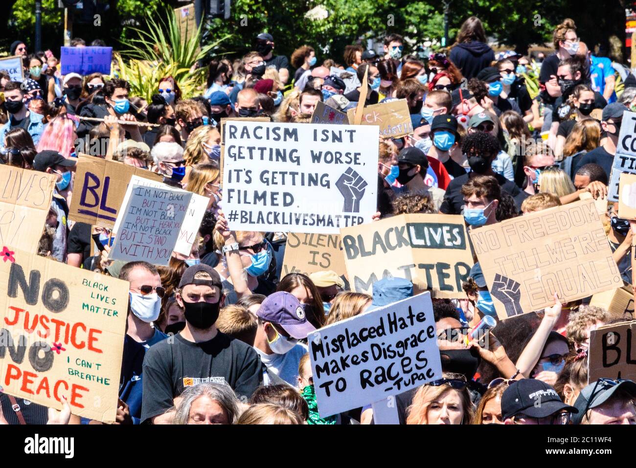 Brighton, East Sussex, Großbritannien. Juni 2020. Protestler, viele von ihnen maskiert, halten Plakate hoch am Black Lives Matter marsch am Brighton Palace Pier. Foto © Julia Claxton Kredit: Julia Claxton/Alamy Live Nachrichten Stockfoto