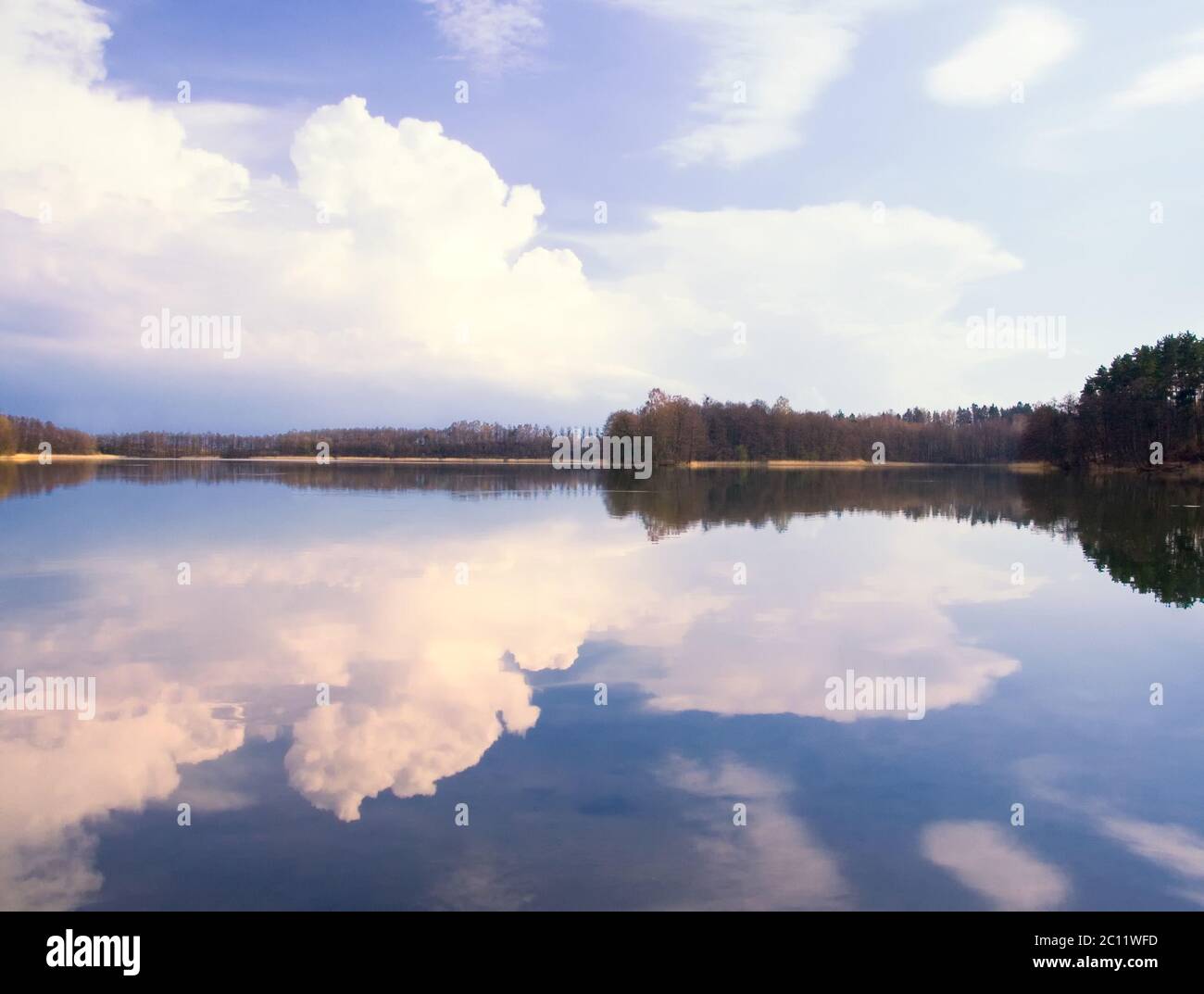 Schöner ruhiger See mit Reflexionen im Wasser im Sonnenuntergang Licht fotografiert Stockfoto