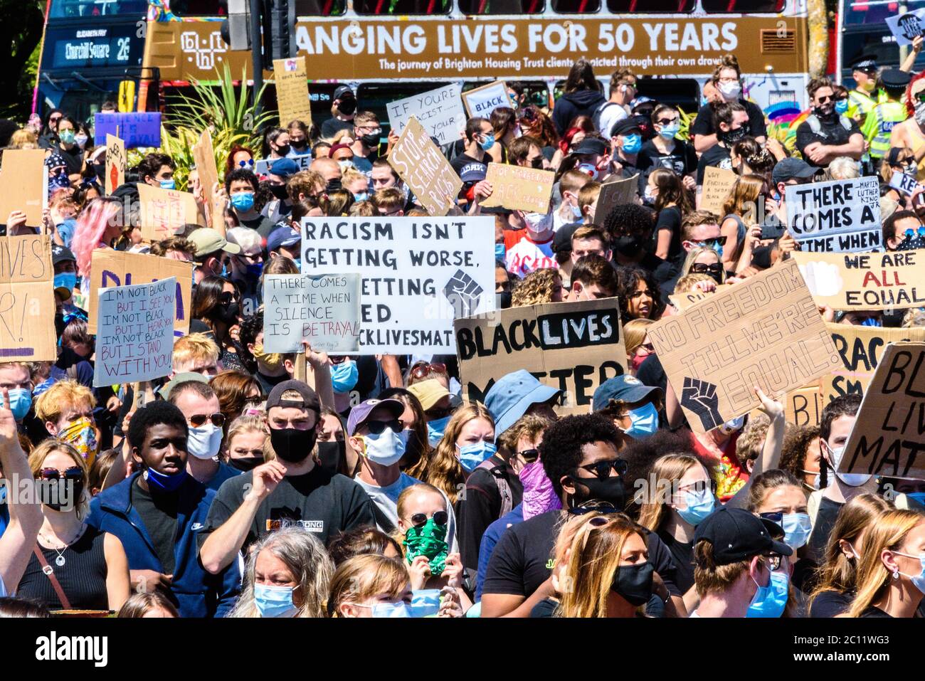 Brighton, East Sussex, Großbritannien. Juni 2020. Protestler, viele von ihnen maskiert, halten Plakate hoch am Black Lives Matter marsch am Brighton Palace Pier. Foto © Julia Claxton Kredit: Julia Claxton/Alamy Live Nachrichten Stockfoto