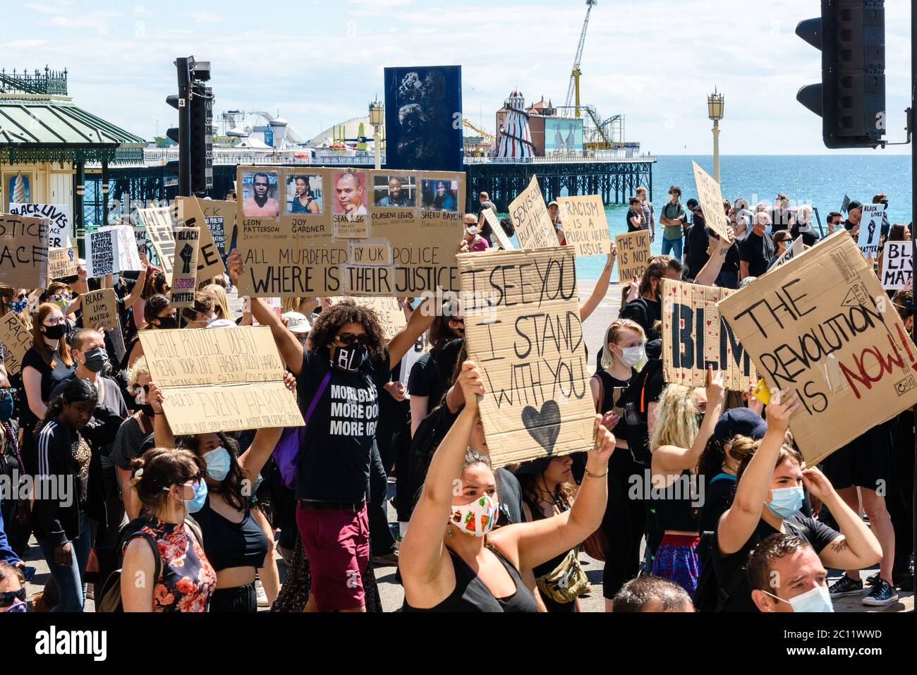 Brighton, East Sussex, Großbritannien. Juni 2020. Protestler, viele von ihnen maskiert, halten Plakate hoch am Black Lives Matter marsch am Brighton Palace Pier. Foto © Julia Claxton Kredit: Julia Claxton/Alamy Live Nachrichten Stockfoto