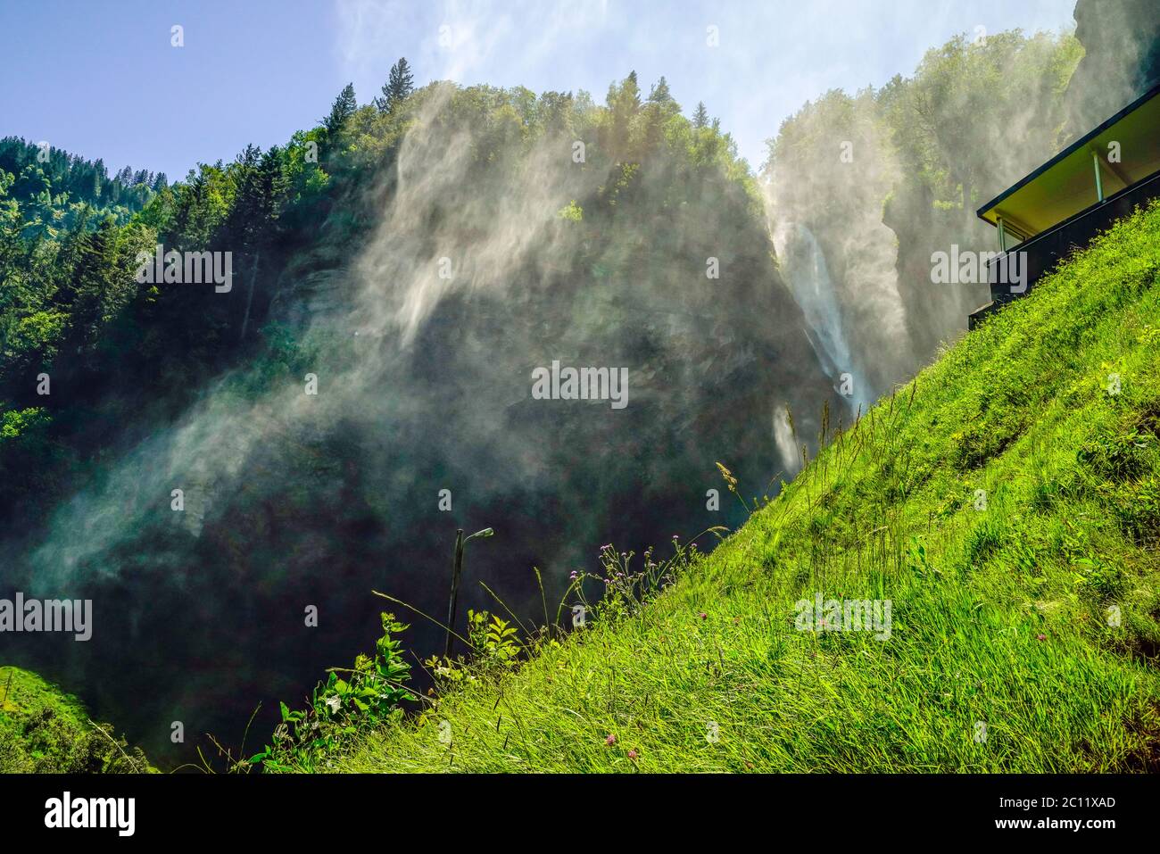 Berühmte Reichenbach Wasserfälle bei starkem Wind und starkem Sonnenlicht. Meiringen. Berner Oberland Region der Schweiz. Stockfoto