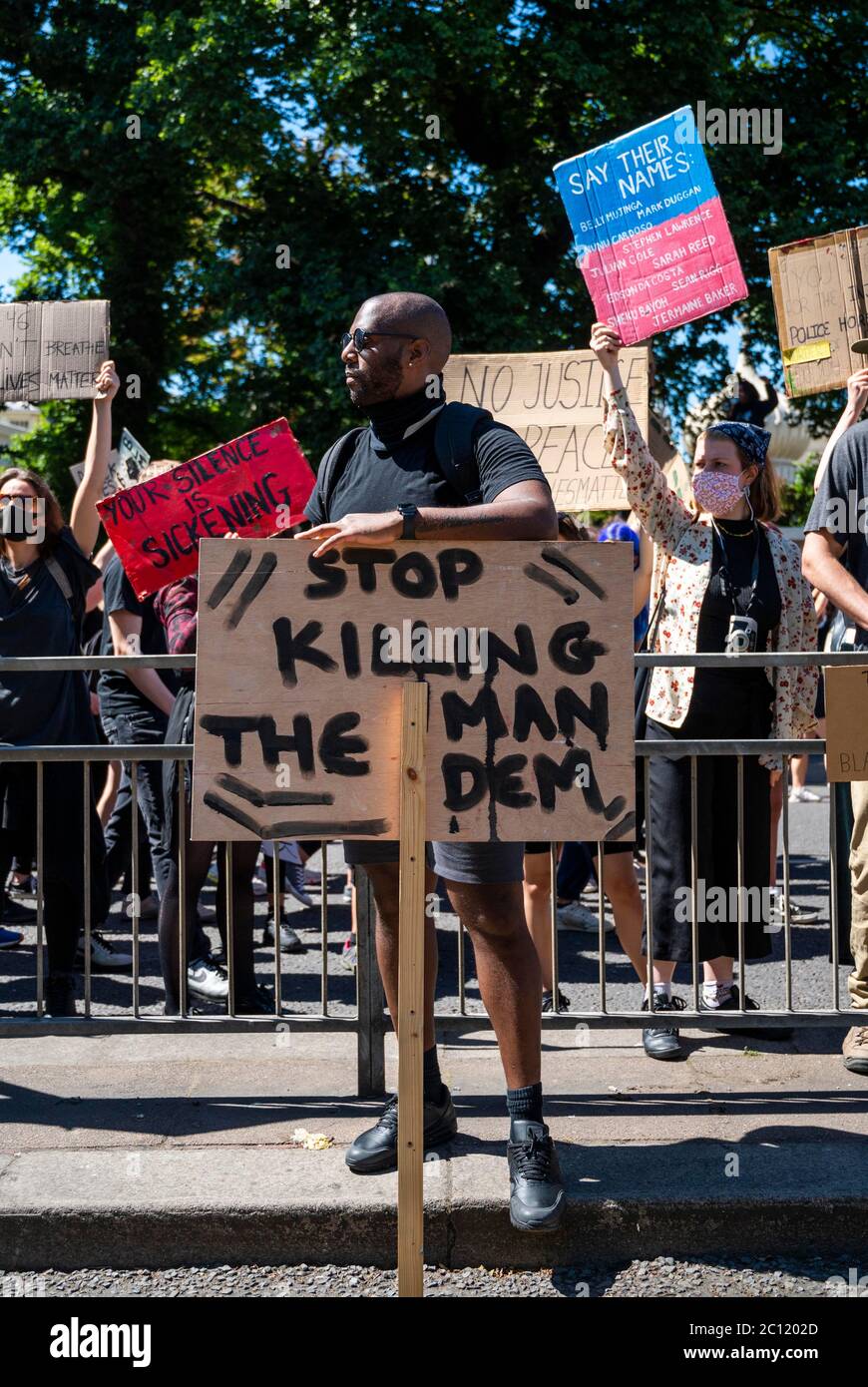 Brighton UK 13. Juni 2020 - Tausende nehmen an der Black Lives Matter Anti-Rassismus-Protestkundgebung durch Brighton heute Teil. Es gab Proteste in ganz Amerika, Großbritannien und anderen Ländern seit dem Tod von George Floyd, während er von der Polizei in Minneapolis am 25. Mai verhaftet : Credit Simon Dack / Alamy Live News Stockfoto