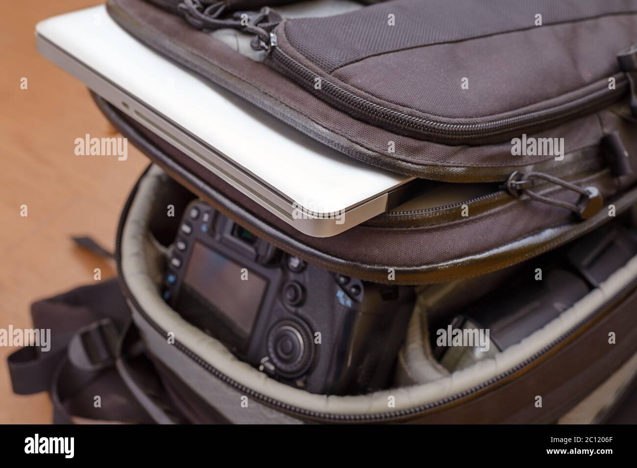 Laptop und professionelle Fotografie Ausrüstung im schützenden Rucksack Stockfoto
