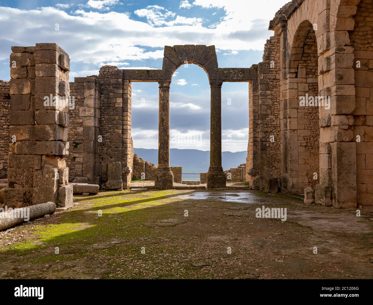 Steinbögen und Details der Antonian oder Licinian Bäder in der antiken römischen archäologischen Stätte von Dougga (Thugga), Tunesien Stockfoto
