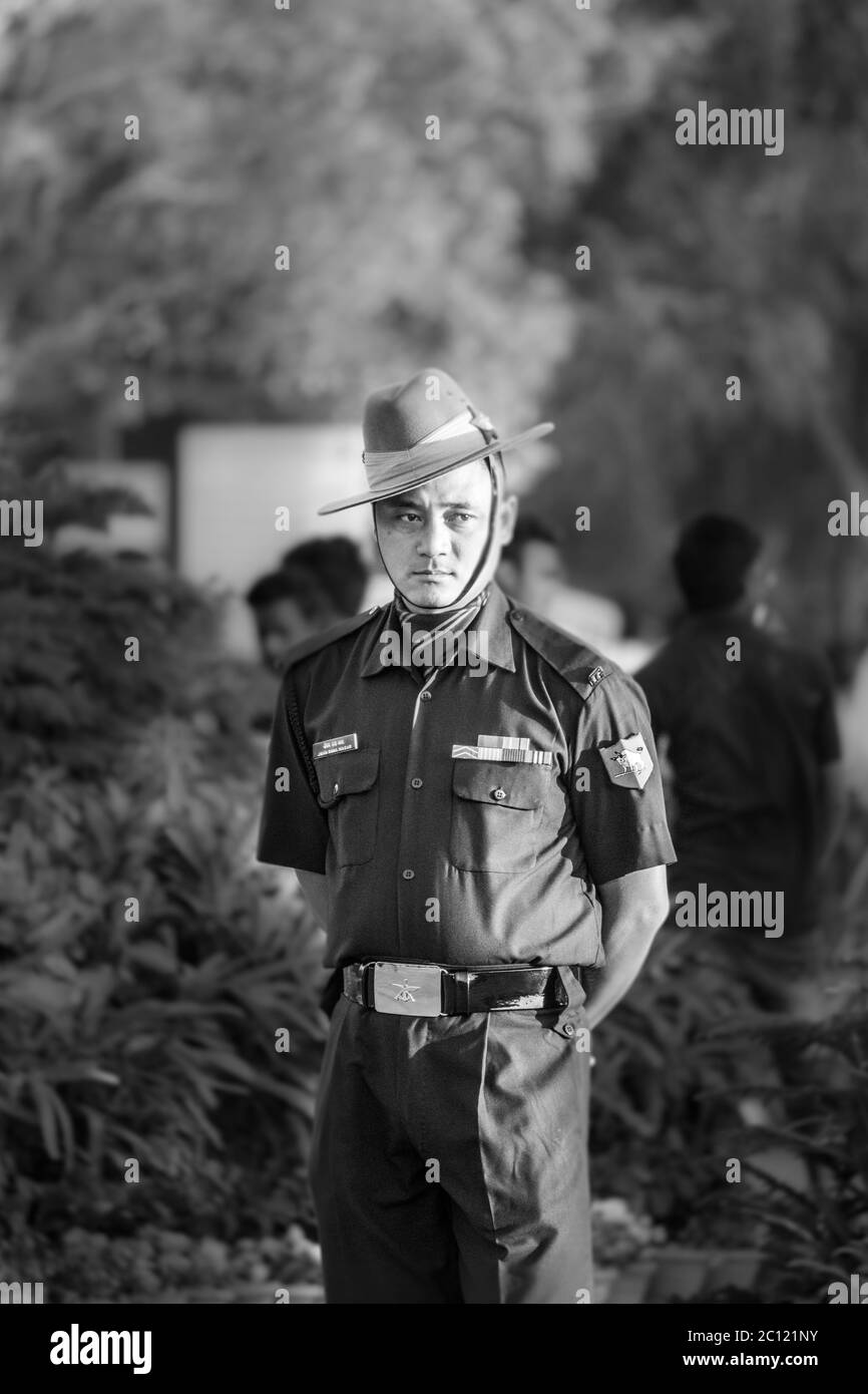 Ein Armeesoldat, der unter dem Kriegsdenkmal des India Gate steht, trägt die Uniform auf der Abendzeremonie, die das Eigentum der indischen Regierung schützt. Stockfoto