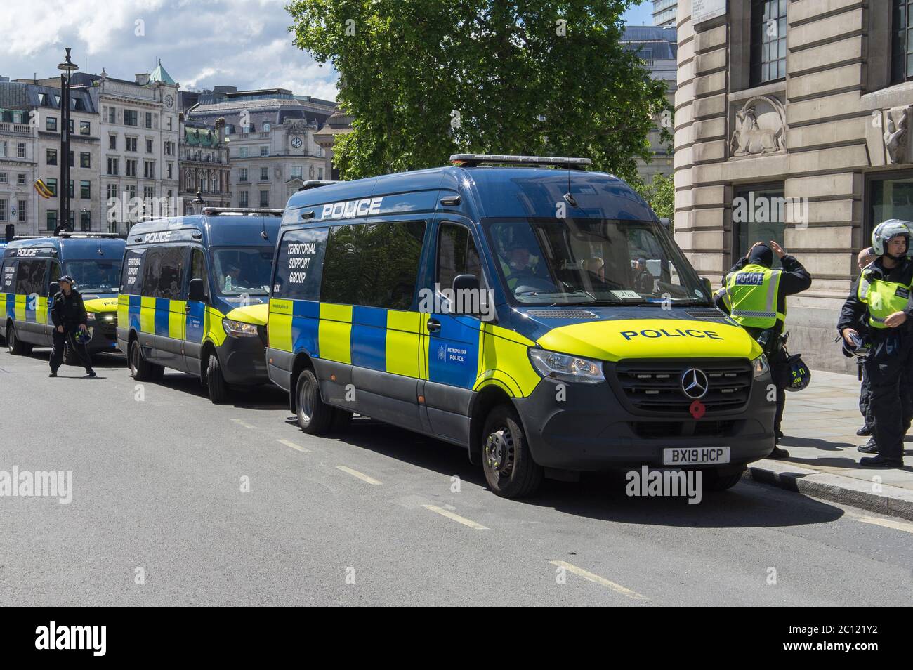 Polizeiwagen voller Polizei in voller Schutzausrüstung, die sich bereit machen, in einen rechtsextremen Protest am Trafalgar Square zu gehen. London Stockfoto