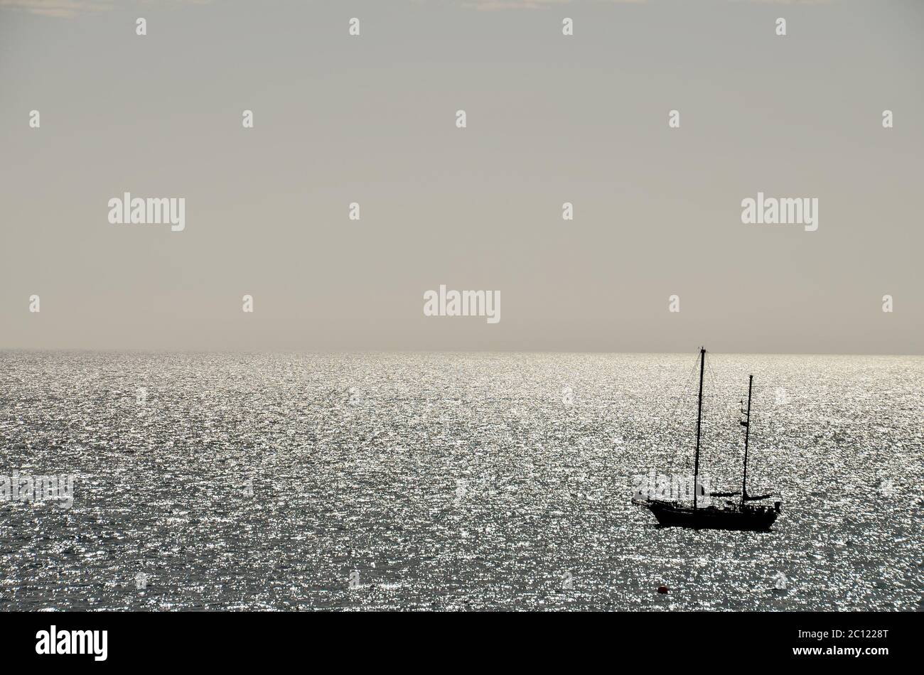 Silhouette Boot im Meer Stockfoto