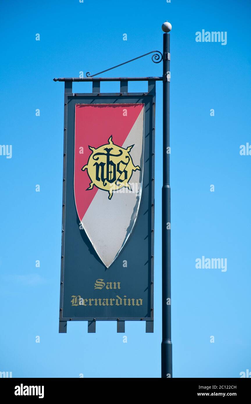 Flagge von San Bernardino-Viertels, einem der acht Bezirke der Stadt Legnano während der Greifer ist am letzten Sonntag o statt. Stockfoto