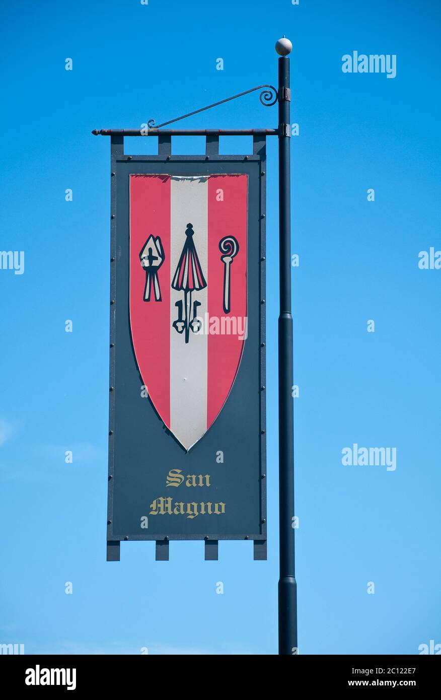 Flagge von San Magno Bezirk, einer der acht Bezirke der Stadt Legnano während der Greifer ist am letzten Sonntag im Mai statt. Stockfoto