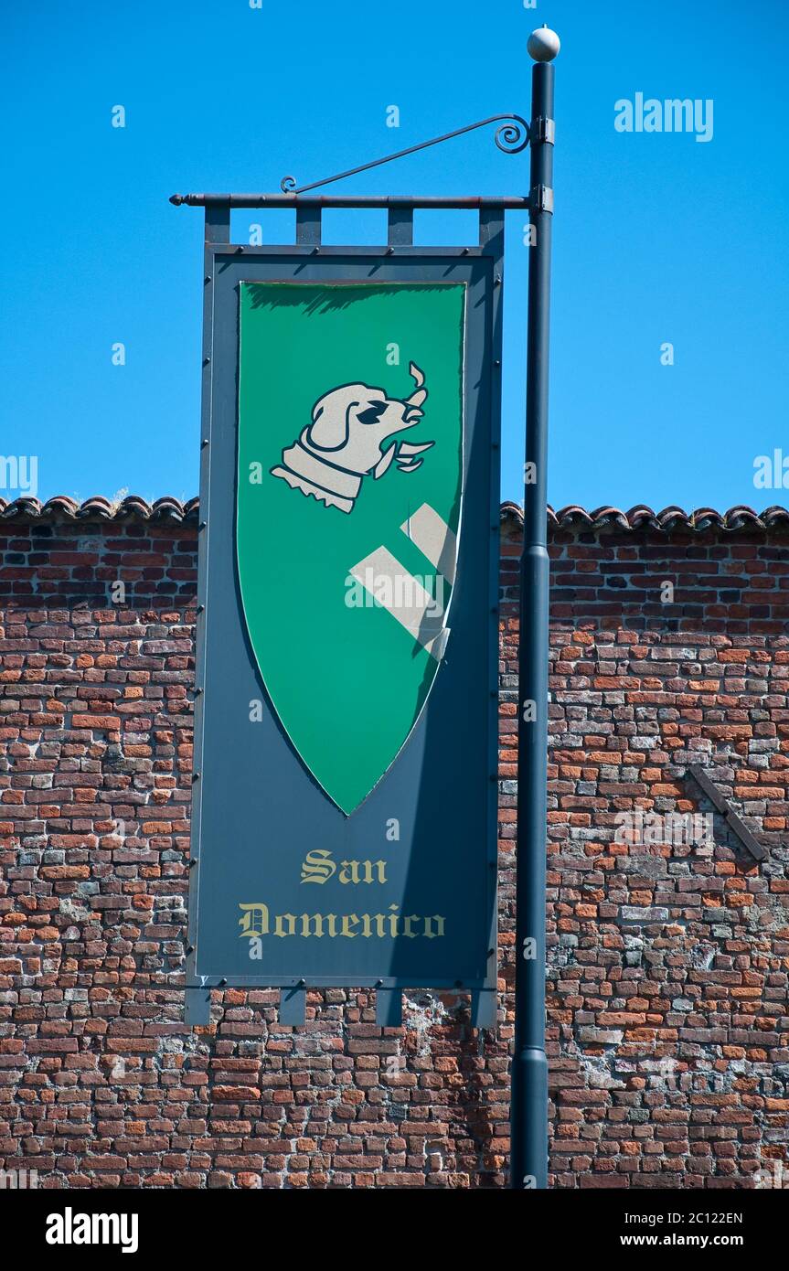 Flagge von San Domenico Bezirk, einer der acht Bezirke der Stadt Legnano während der Greifer findet am letzten Sonntag im Stockfoto