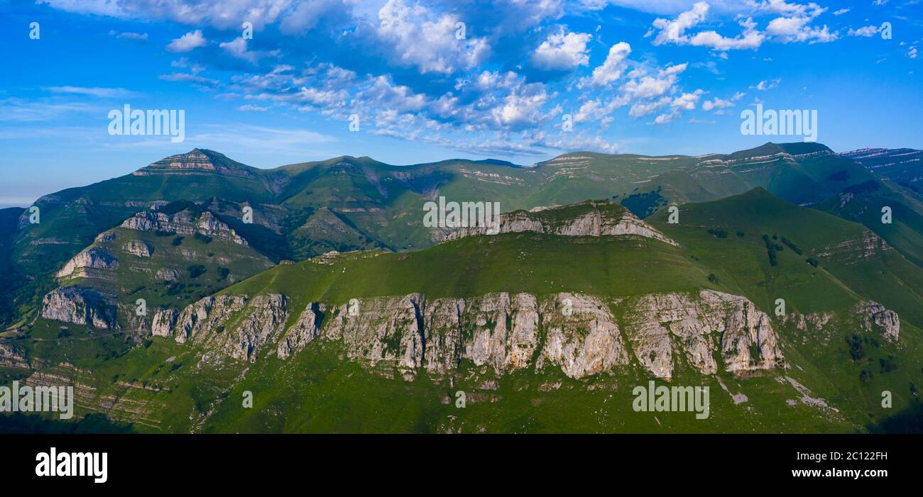 Frühlingslandschaft von Bergen, Wiesen von Mähen und Hütten papiegas im Valle del Miera, Kantabrien, Spanien, Europa Stockfoto