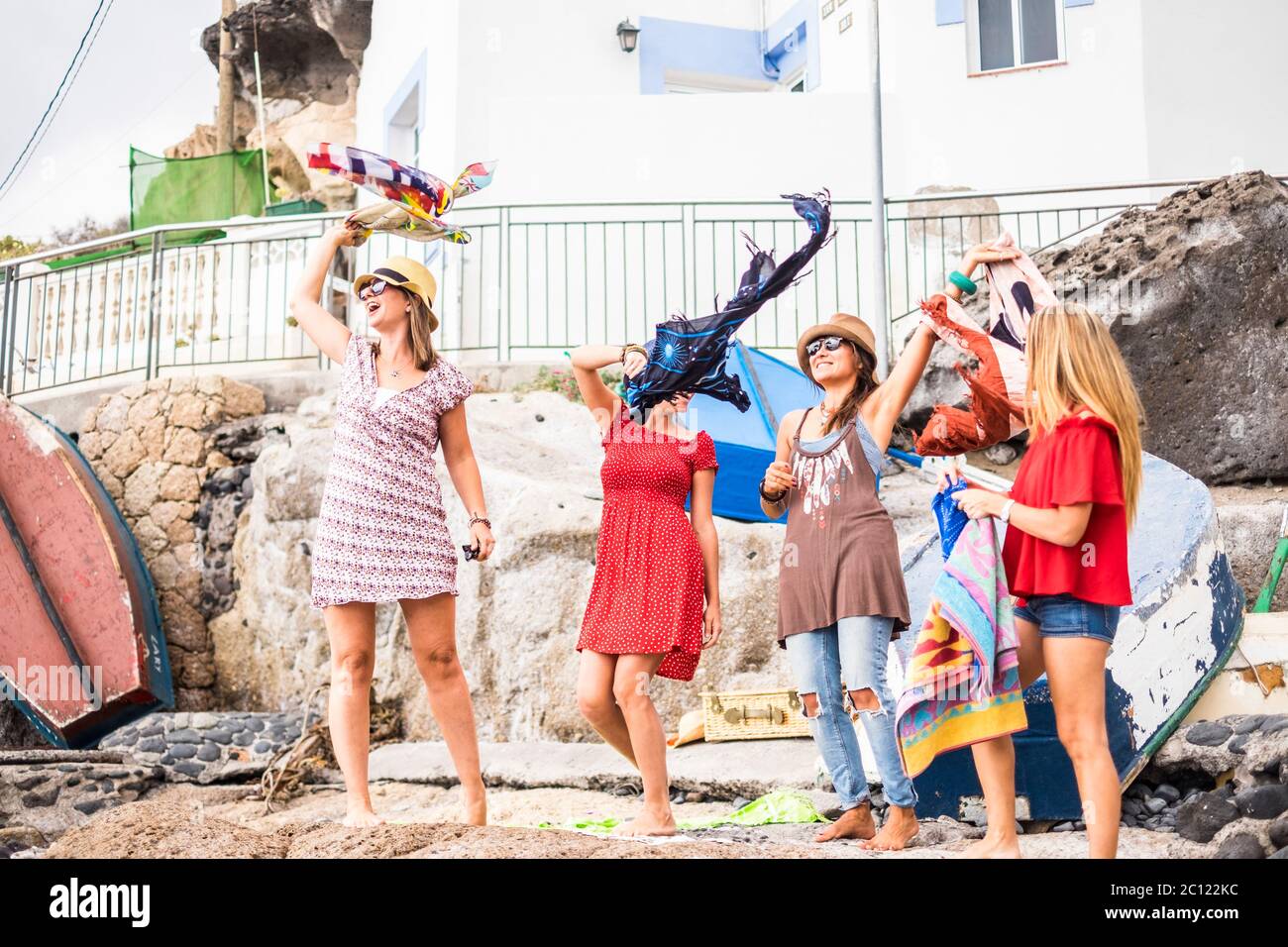 Gruppe von Frauen junge Freunde haben Spaß zusammen in Outdoor-Freizeit-Krippe Stockfoto