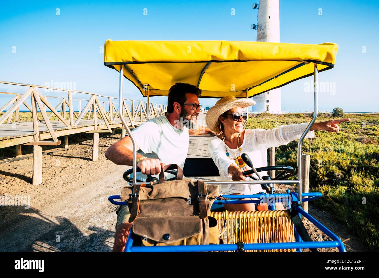 Touristen und Tourismus Menschen Konzept mit fröhlichen und glücklich erwachsenen Paar auf einem surrey Fahrrad genießen die Outdoor-Freizeitaktivitäten im Urlaub Sommer holi Stockfoto