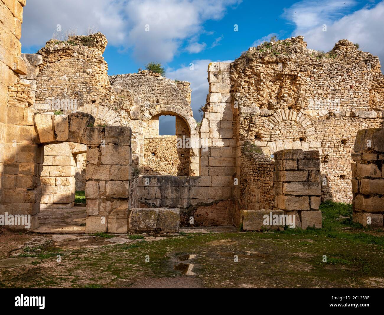 Die archäologische Stätte von Bulla Regia, Tunesien, bekannt für römische Ruinen der Hadrian-Ära unterirdischer Gehäuse als ein Mittel zum Schutz vor der heißen Sonne. Stockfoto