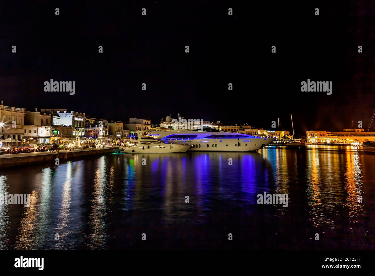 Syros Ermoupolis Juli 29. Yachten dockten am Haupthafen der Stadt Ermoupolis auf Syros Insel Griechenland an. Ermoupolis Syros Griechenland Juli 29 2016. Stockfoto