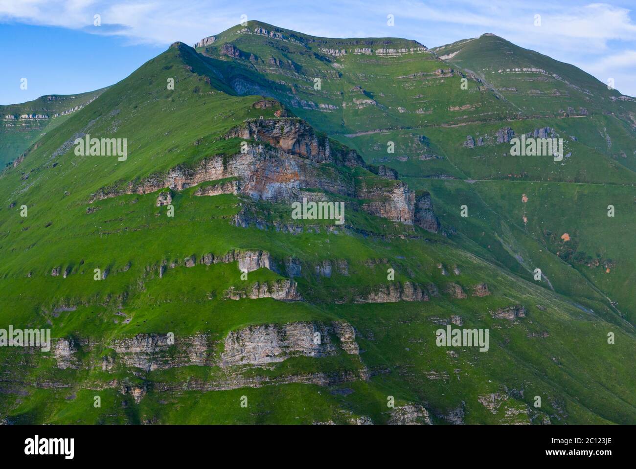 Frühlingslandschaft von Bergen, Wiesen von Mähen und Hütten pasiegas bei La Concha, im Valle del Miera, Kantabrien, Spanien, Europa Stockfoto