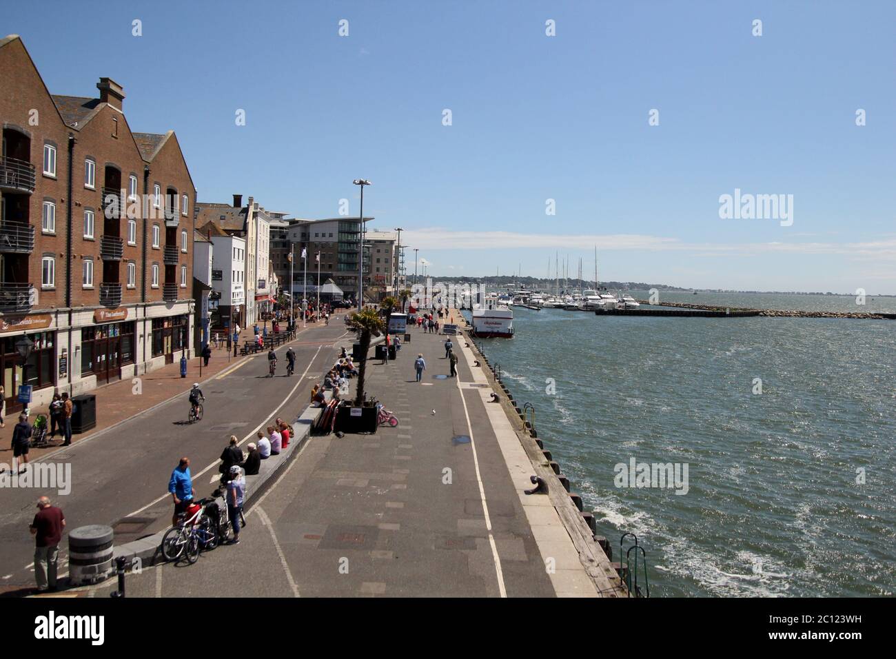 Poole Quay, die Grenze zwischen Meer und Land. Eine beliebte und traditionelle Sommerattraktion für Touristen Stockfoto