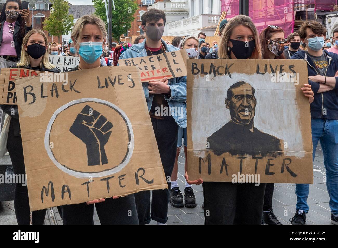 Schwarze Leben sind die Demonstranten bei einer Kundgebung in Cork, Irland. Stockfoto