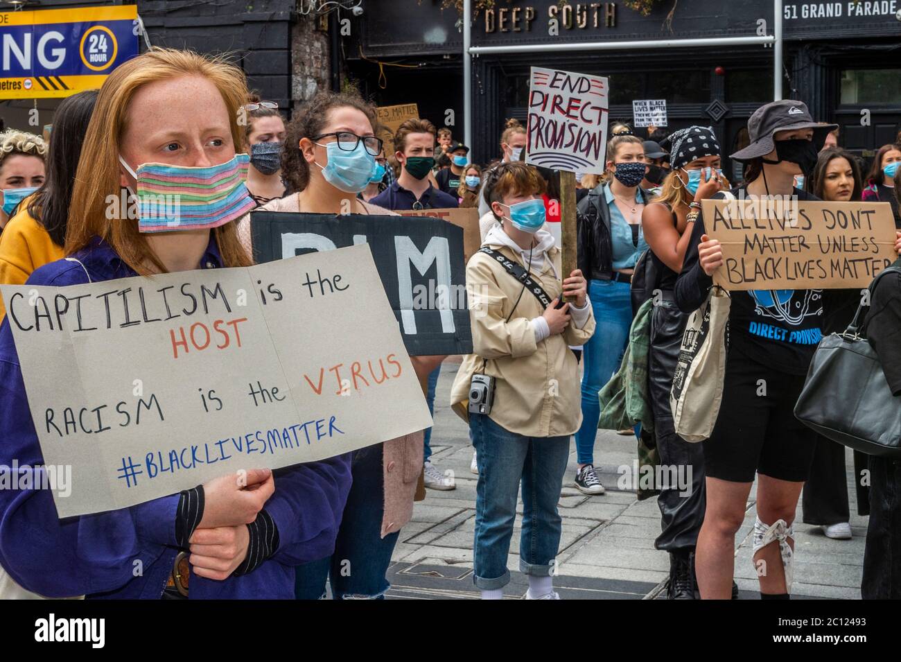 Schwarze Leben sind die Demonstranten bei einer Kundgebung in Cork, Irland. Stockfoto